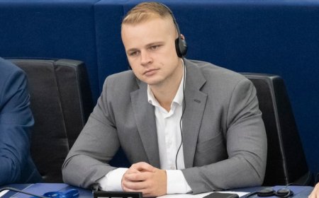 Slovenský Europoslanec Milan Mazurek při emotivním projevu v Bruselu o covidu