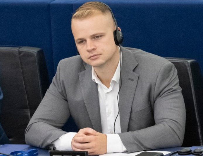 Slovenský Europoslanec Milan Mazurek při emotivním projevu v Bruselu o covidu